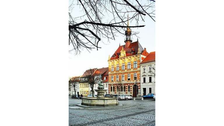 Das Rathaus in Frohburg mit dem Centaurenbrunnen.