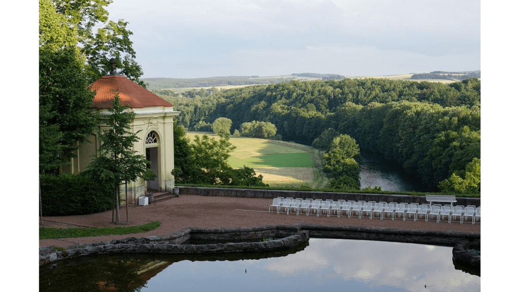 Das Wasserbecken Sieben Künste im Schlosspark Lichtenwalde.