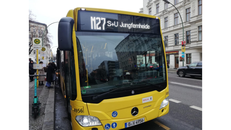 Der Berliner Bus M27 ist ein sogenannter Metrobus und hält an der Stendaler Straße in Moabit.
