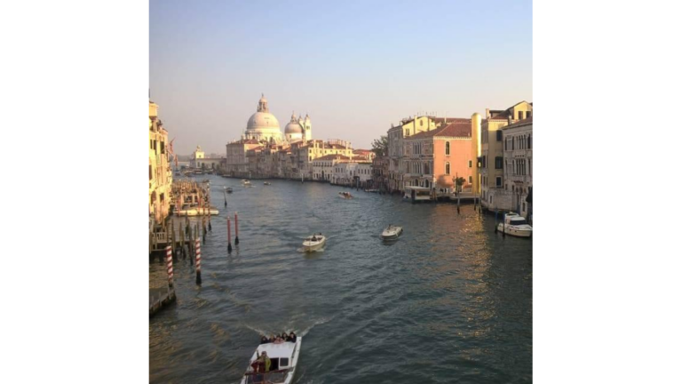 Der Canaletto-Blick von der Ponte dell'Accademica auf Venedig.