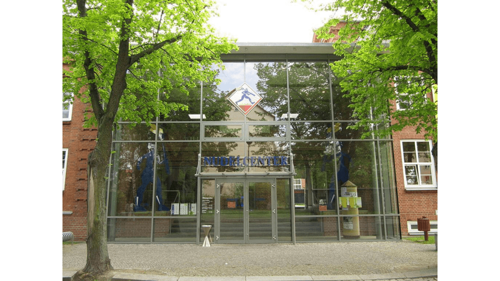Das Nudelcenter Riesa mit dem Logo des Riesen über dem Eingang.