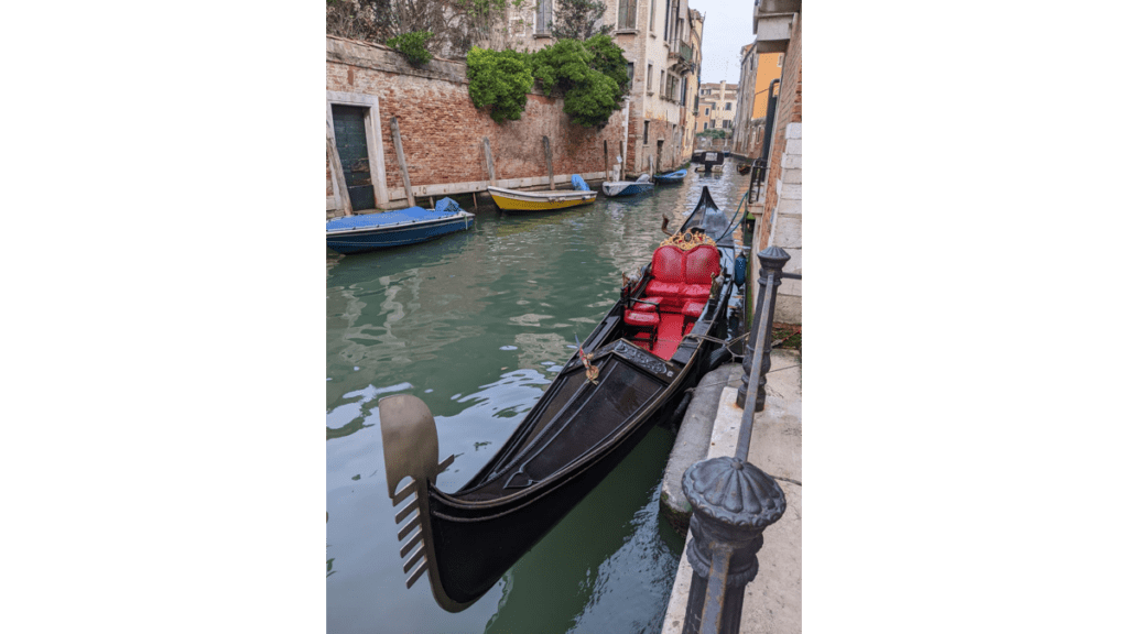 Eine klassische Gondel wartet auf den Venedig Touristen.