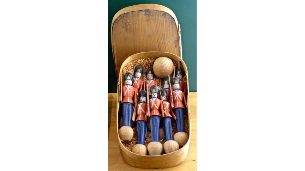Ein hölzernes Kegelspiel im Spielzeugmuseum Seiffen mit Soldaten um 1900 herum.