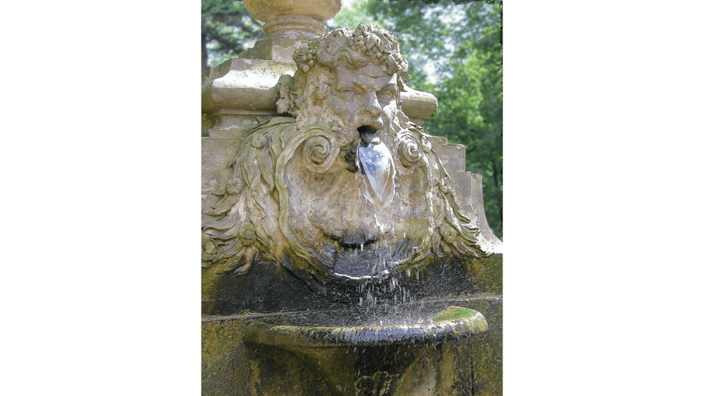 Ein Wasserspeier im Schlosspark Lichtenwalde.
