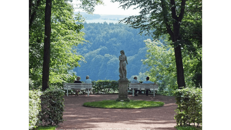 Der Schlosspark Lichtenwalde im Zschopautal mit einer Statue der Diana