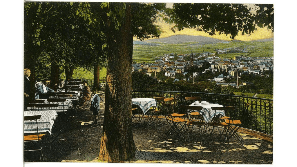 Der Blick auf Löbau aus dem Biergarten Honigbrunnen auf einer historischen Abbildung.