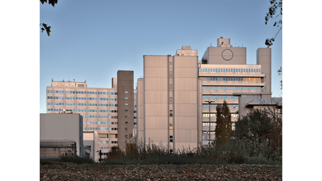 Die Gebäude der Bayer AG wurden ursprünglich von der Berliner Pharmafirma Schering errichtet.