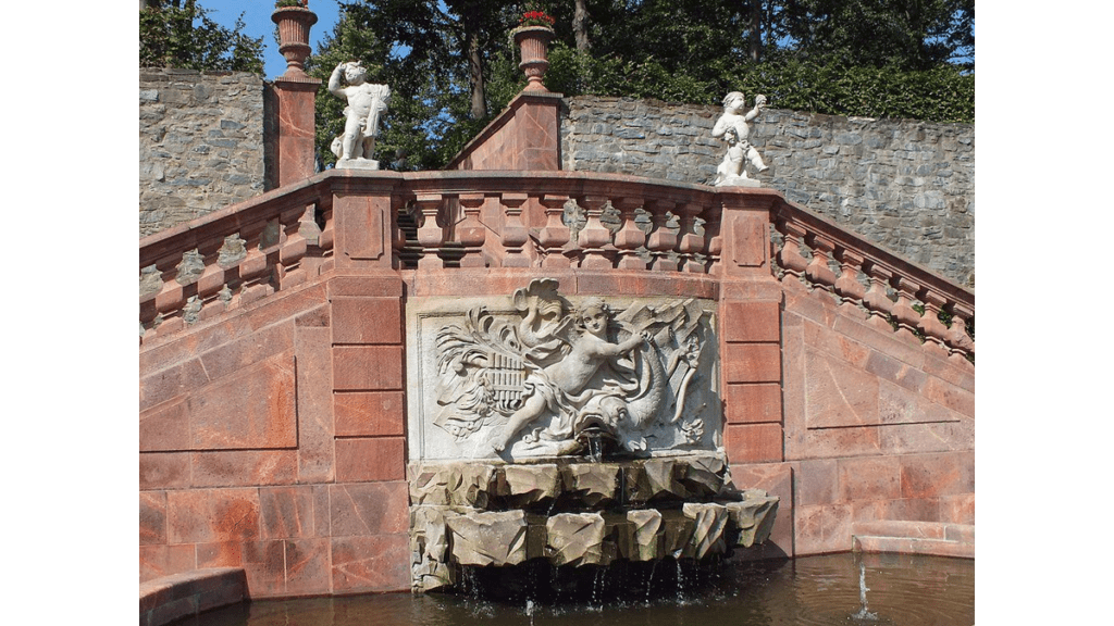Der Delphinbrunnen im Schlosspark Lichtenwalde.