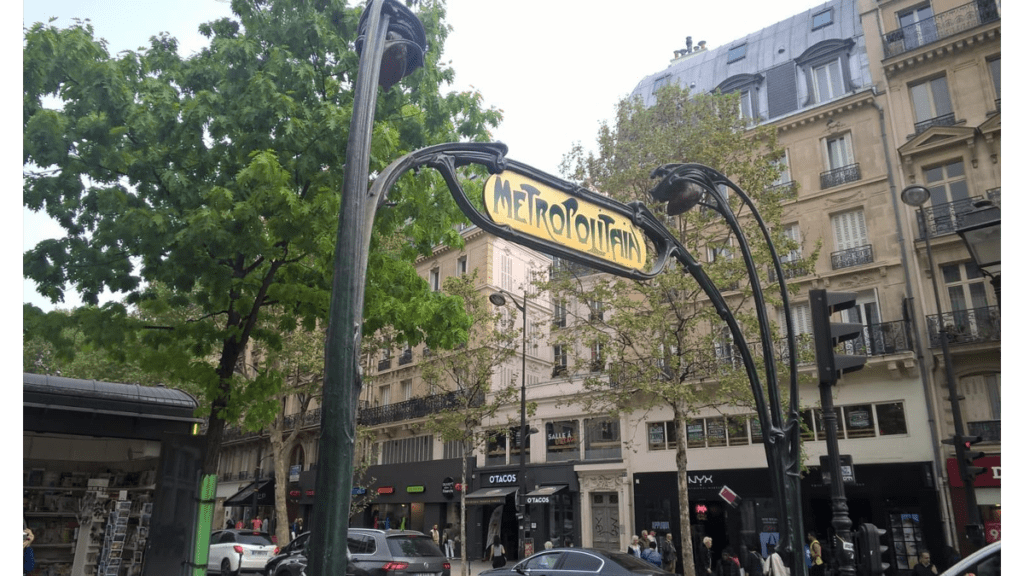 Einer der Métrozugänge in Paris mit den bekannten Schriftzug Métropolitain.