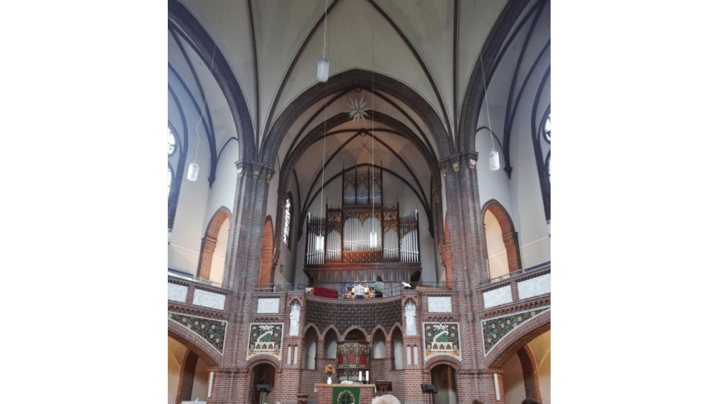 Die Orgel befindet sich in der Heilige-Geist-Kirche in Moabit direkt über dem Altar, was eine Besonderheit ist.