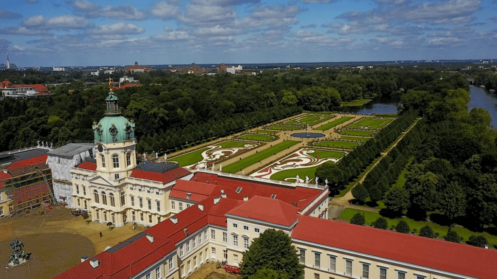Der Schlosspark von Charlottenburg. Direkt am Ende der Busroute M27.