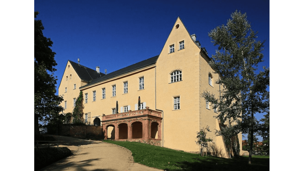 Das ockerfarbene Schloss Frohburg mit seiner Hochterasse heute.