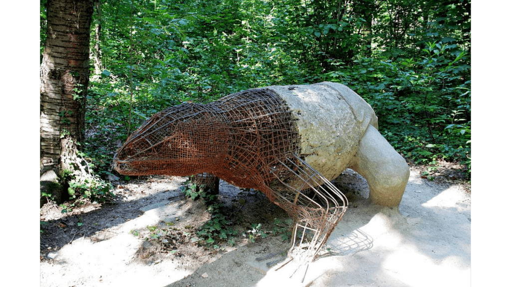 Das Innere eines Dinosauriermodells besteht aus Eisen und Beton.
