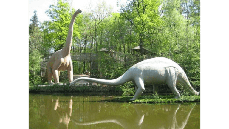 Der Saurierpark in Kleinwelka mit dem Nachbau zweier Sauropoden.