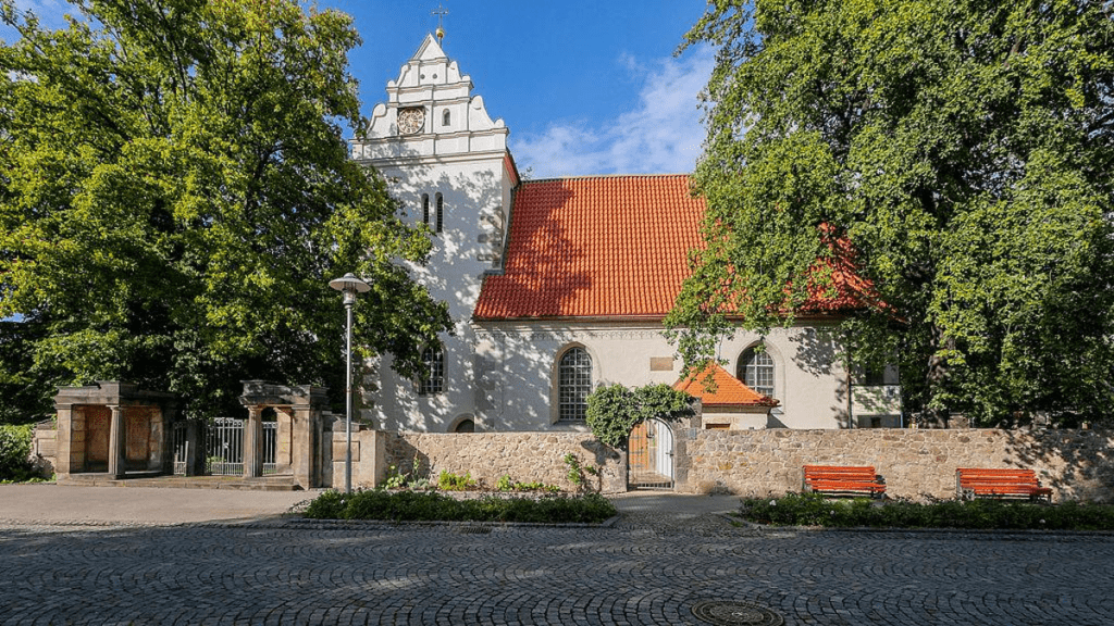 Die Alte Kirche von außen. Die Turmuhr besitzt nur einen Zeiger
