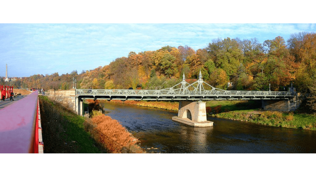 Die autofreie Paradiesbrücke in Zwickau führt über die Zwickauer Mulde.