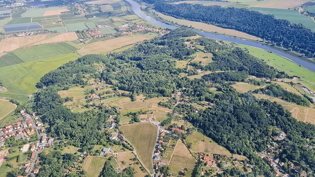 Ein Luftbild vom Spaargebirge und Bosel mit dem Boselturm und der Elbe.