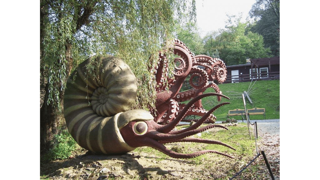 Eine Nachbildung des Nautilus im Urzeitpark Sebnitz, dahinter ein Riesenkrake.