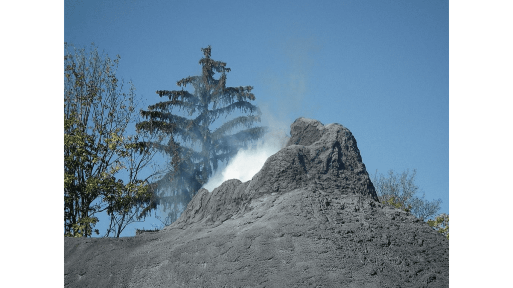 Ein künstlicher Vulkan im Saurierpark Kleinwelka.