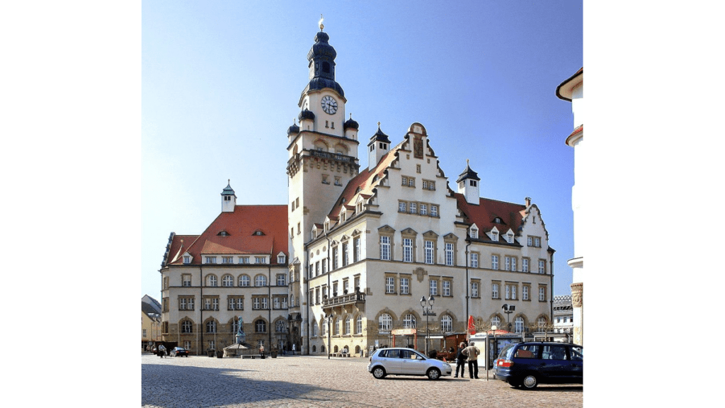 Im Rathaus von Döbeln steht ebenfalls ein Riesenstiefel.