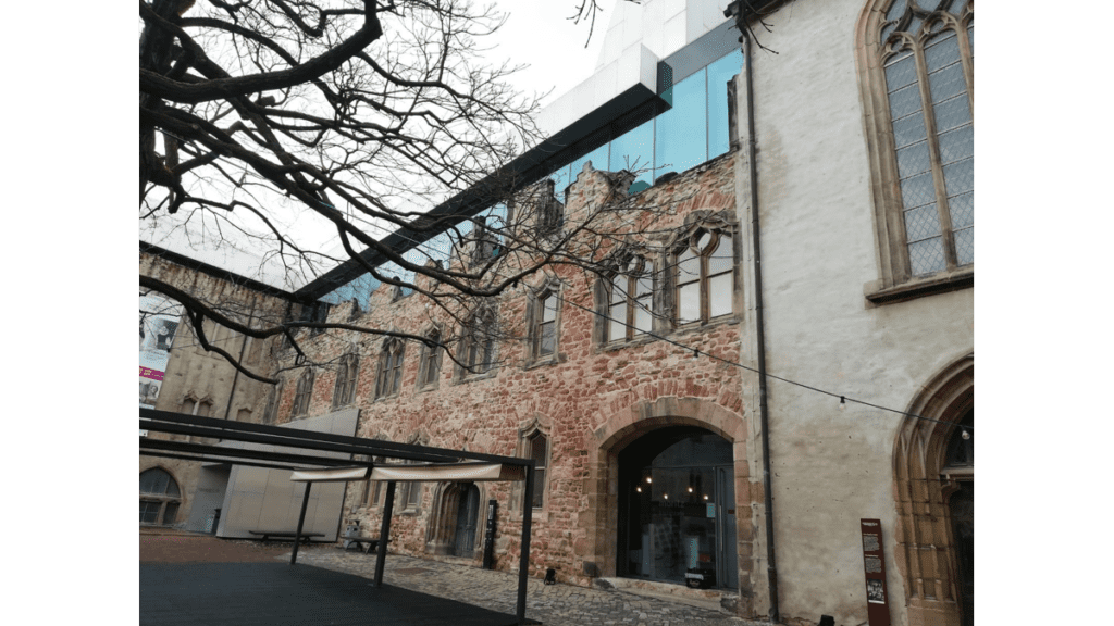 Der Innenhof des Kunstmuseums Moritzburg in Halle an der Saale mit dem Eingang