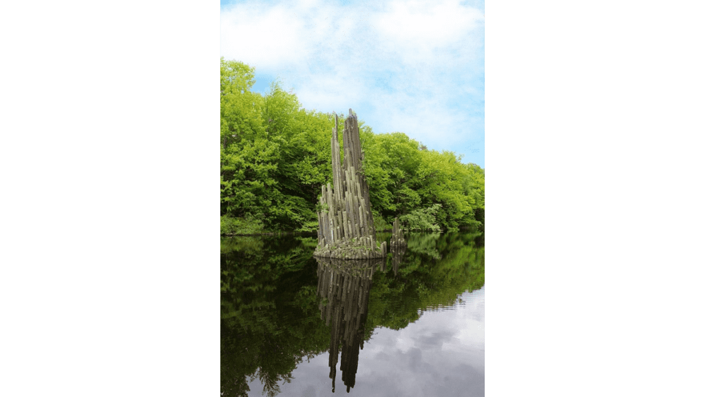 Eine Basaltorgel im Azaleen- und Rhododendrenpark Kromlau.