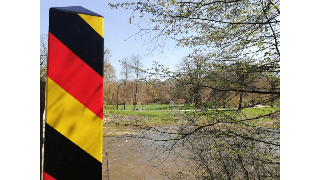 Das deutsche Hoheitszeichen an der Neiße im Muskauer Park.