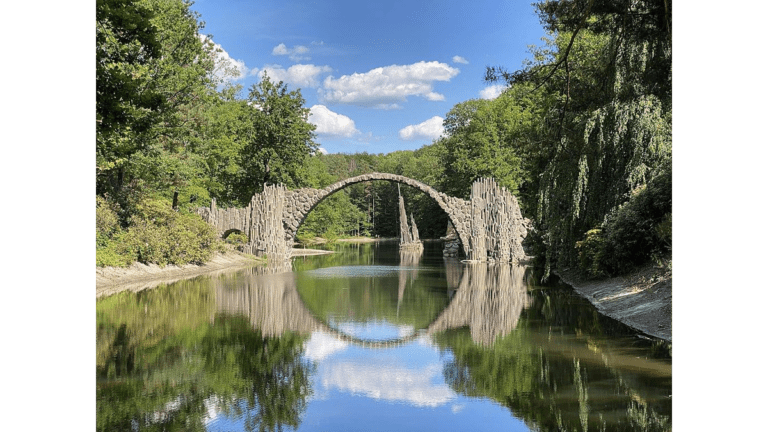 Die Rakotzbrücke mit ihrem Spiegelbild im Azaleen- und Rhododendronpark Kromlau.