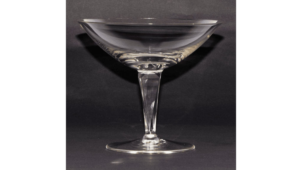 Ein Sektglas aus dem Jahr 1937 im Glasmuseum Weißwasser.