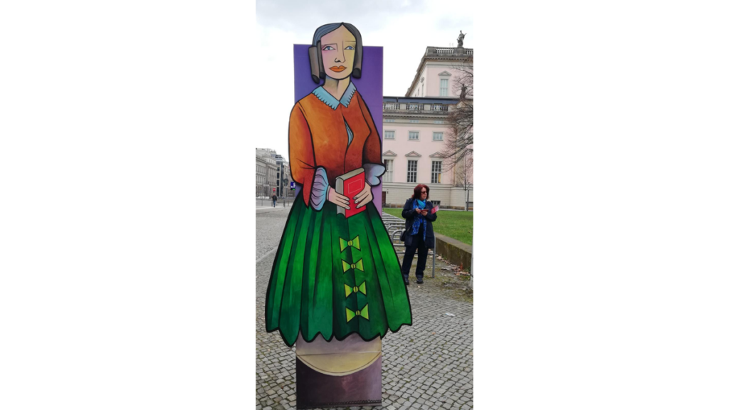 Die Darstellung der Schriftstellerin Fanny Lewald, Chronistin der Märzrevolution. Die Figur stand Unter den Linden.