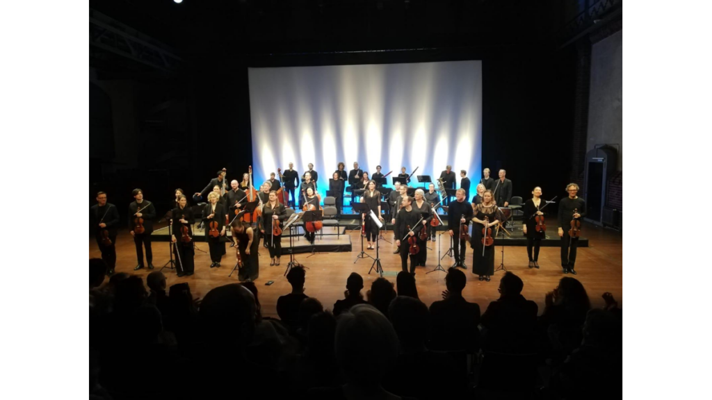 Applaus für die Musiker des Mahler Chamber Orchestras nach der Aufführung von Ein Sommernachtstraum im Radialsystem.