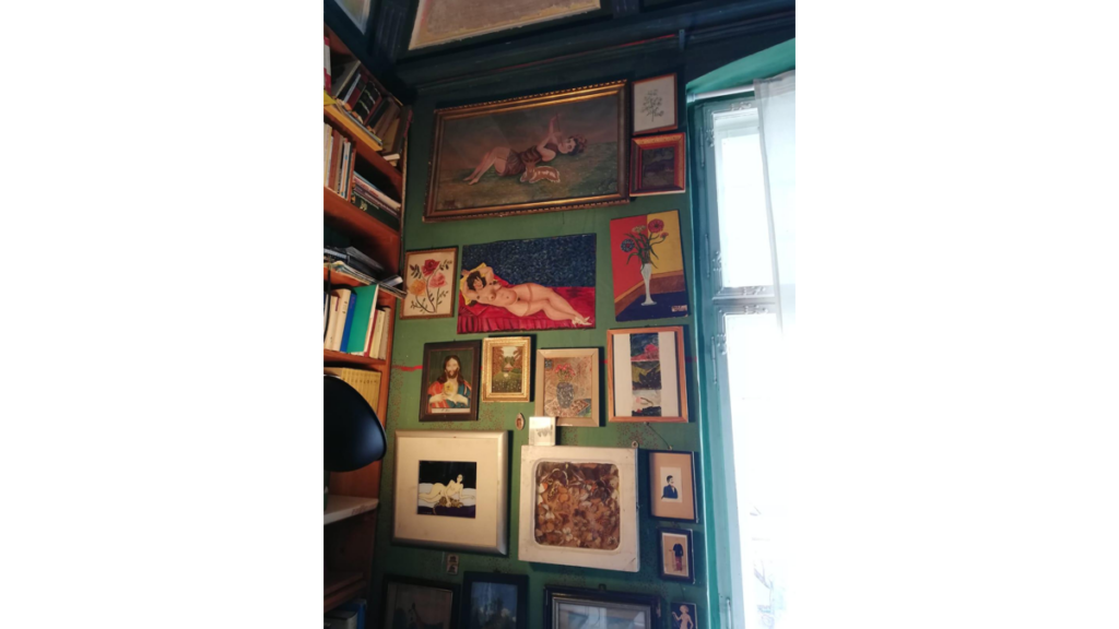 Eine Ecke in der Bibliothek des Kunsthauses Achim Freyer mit Bildern.