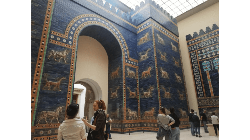 Das Ishtar-Tor von Babylon im Pergamonmuseum Berlin.