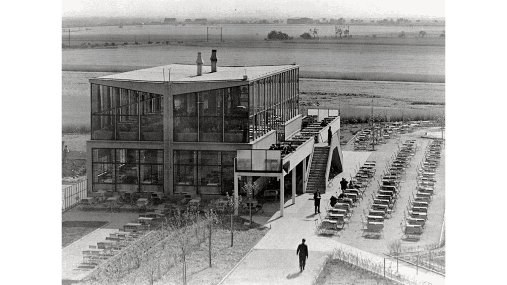 Der Glaspalast aus dem Jahr 1930 am Flughafen Halle Leipzig.