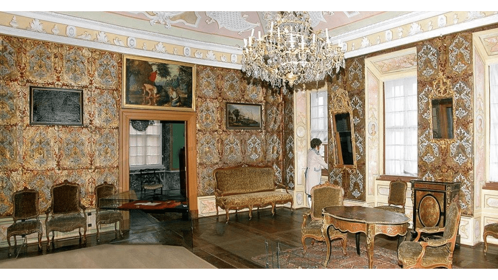 Der Ledertapetensaal auf Schloss Weesenstein mit seiner Goldledertapete.