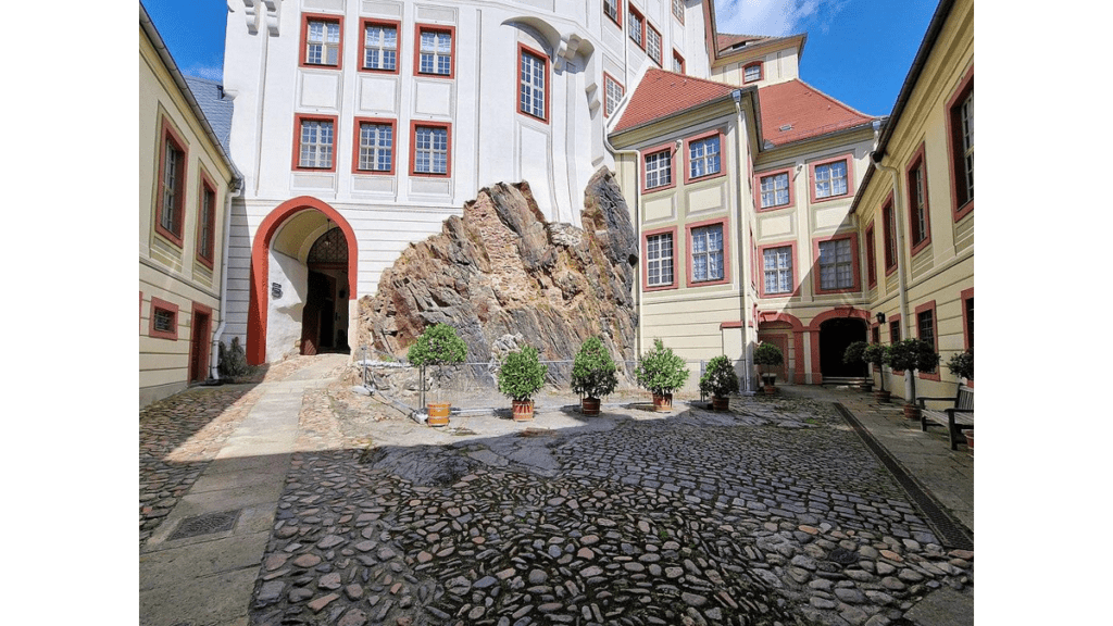 Der Innenhof von Schloss Weesenstein mit dem namensgebenden Felsen.