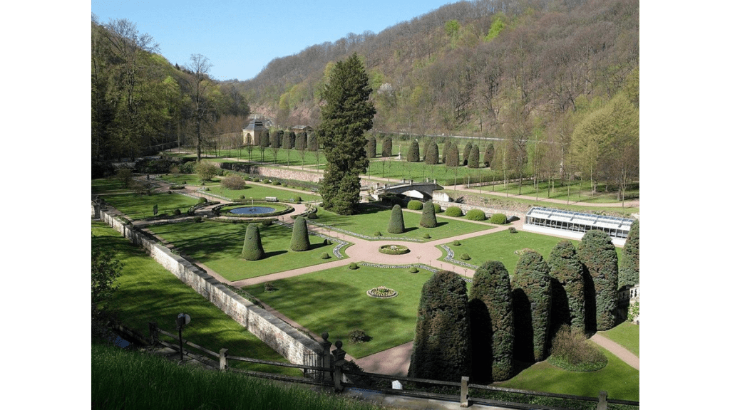 Die eine Hälfte des Schlossgartens von Schloss Weesenstein.