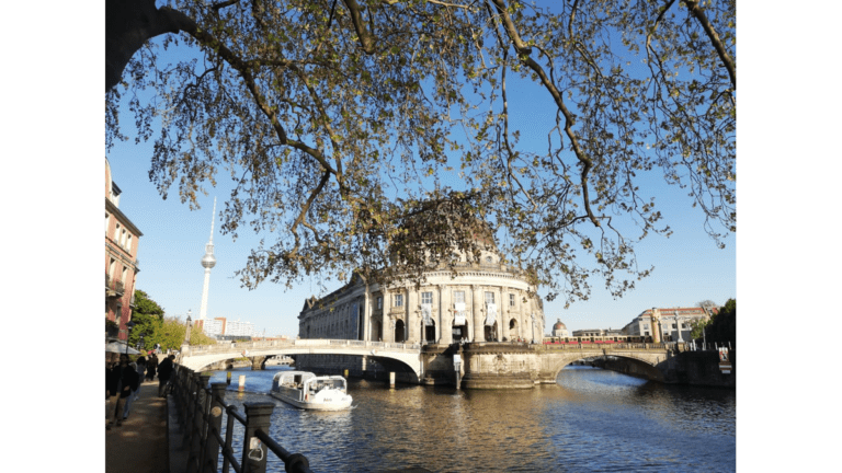 Die Berliner Museumsinsel mit dem Pergamonmuseum.