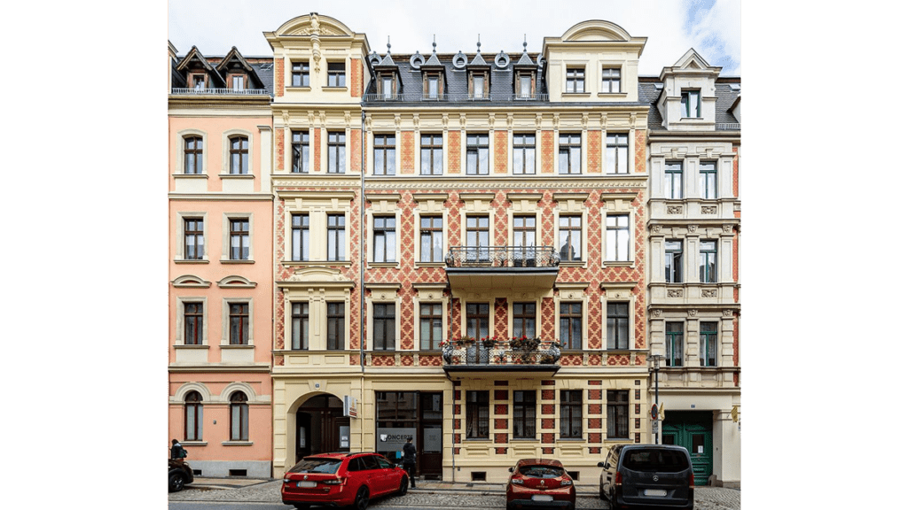 Blick auf die prächtige Fassade eines Wohnhauses in der Landeskronstraße.