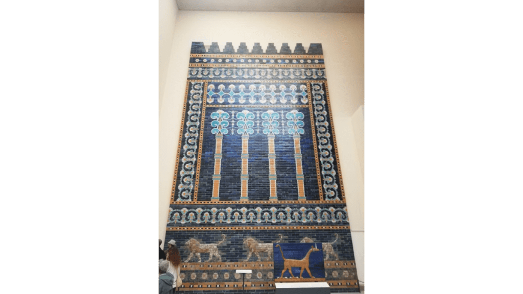 Ein einzelner Teil des Ishtar-Tores im Pergamonmuseum Berlin.