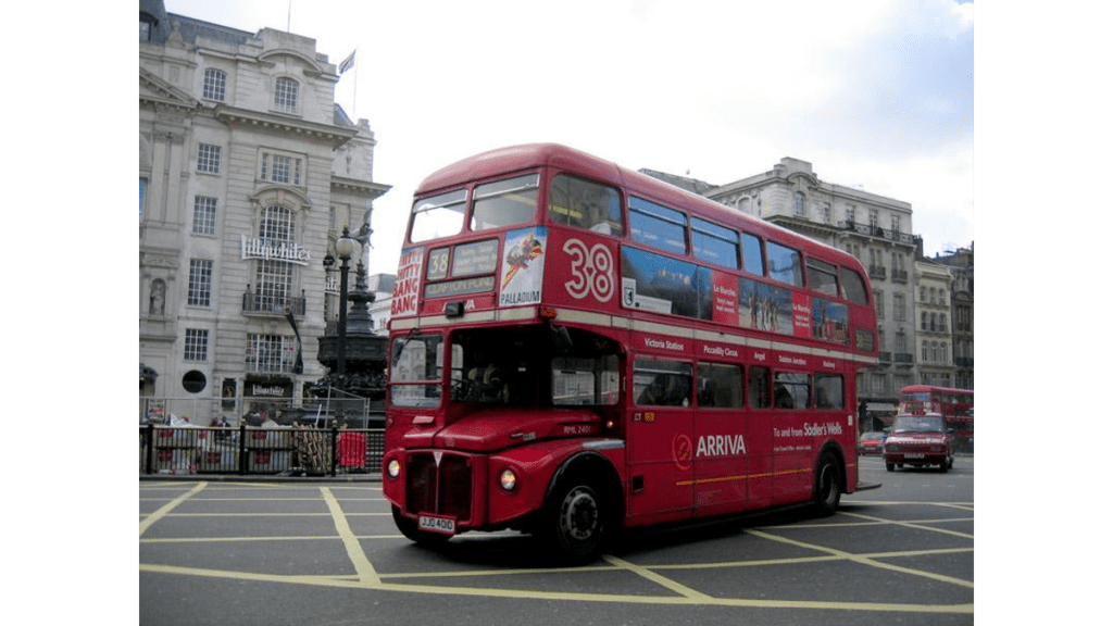 Ein roter Doppeldeckerbus in London.