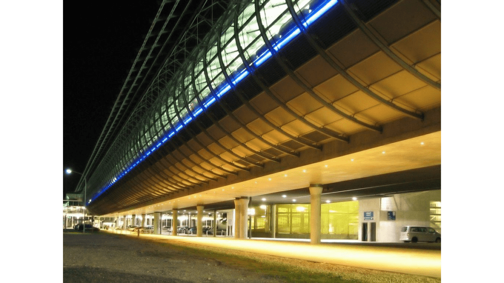 Der Flughafen Halle Leipzig bei Nacht
