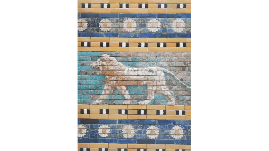 Detail vom Ishtar-Tor im Pergamonmuseum mit einem Löwen.
