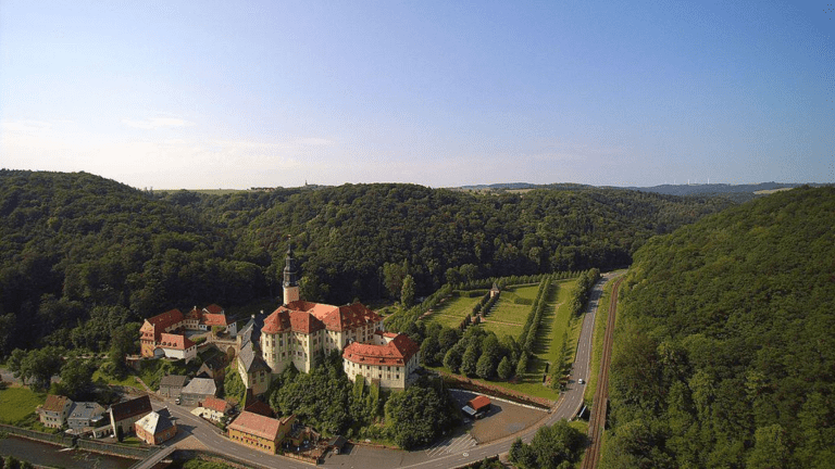 Schloss Weesenstein mit seinem Schlossgarten auf einem Luftbild.