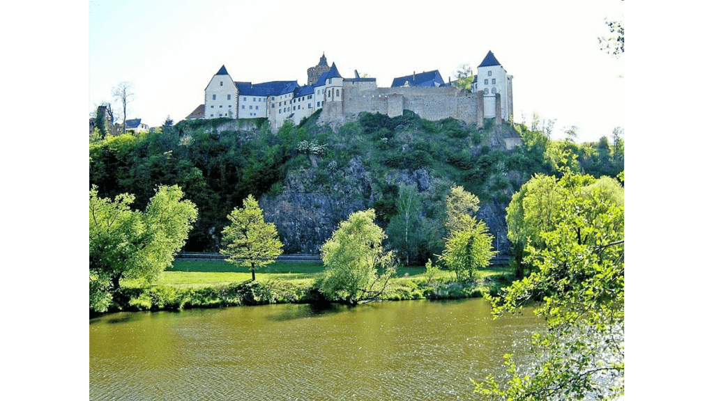 Blick von der Freiberger Mulde hinauf zur Burg Mildenstein.