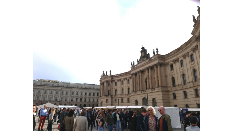 Zum Bücherfest auf dem Berliner Bebelplatz kommen viele Menschen.