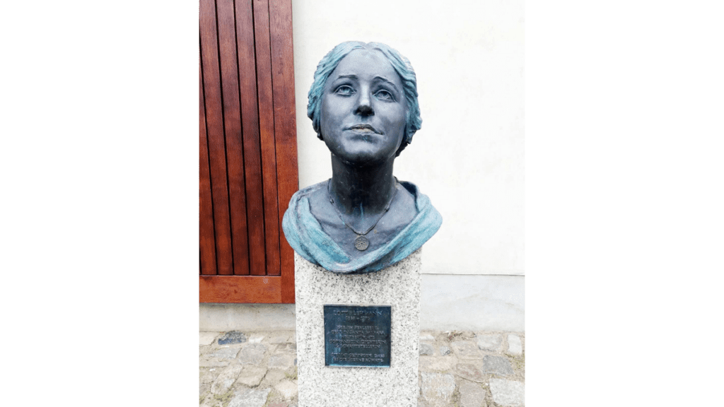 Ein Denkmal mit der Büste der Opernsängerin Lotte Lehmann in Perleberg.
