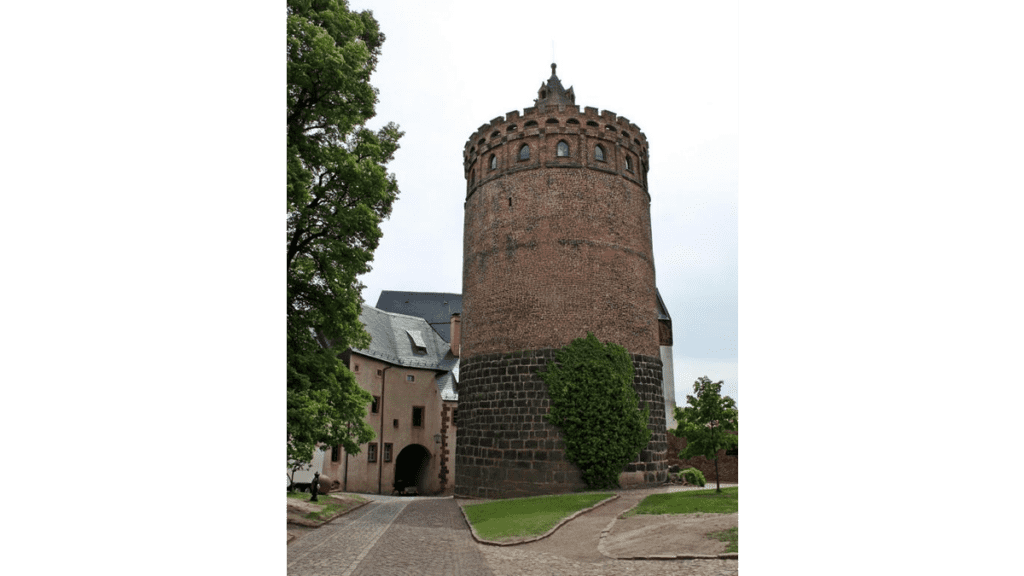Der aus dem 12. Jahrhundert stammende Bergfried von Burg Mildenstein.
