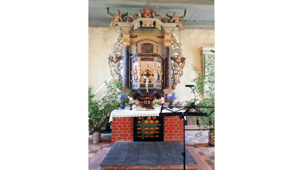 In der zu Perleburg zählenden Dorfkirche Sükow befindet sich ein sommerlich geschmückter Kanzelaltar.
