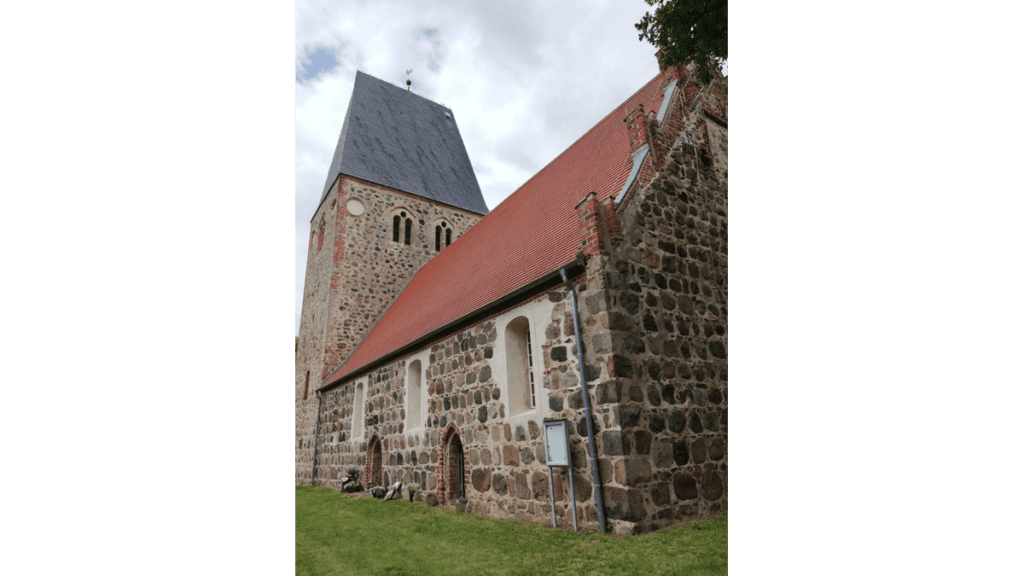 Die Dorfkirche in Sükow, das zu Perleberg gehört, wurde aus Feldsteinen errichtet und stammt aus dem 14. Jahrhundert.